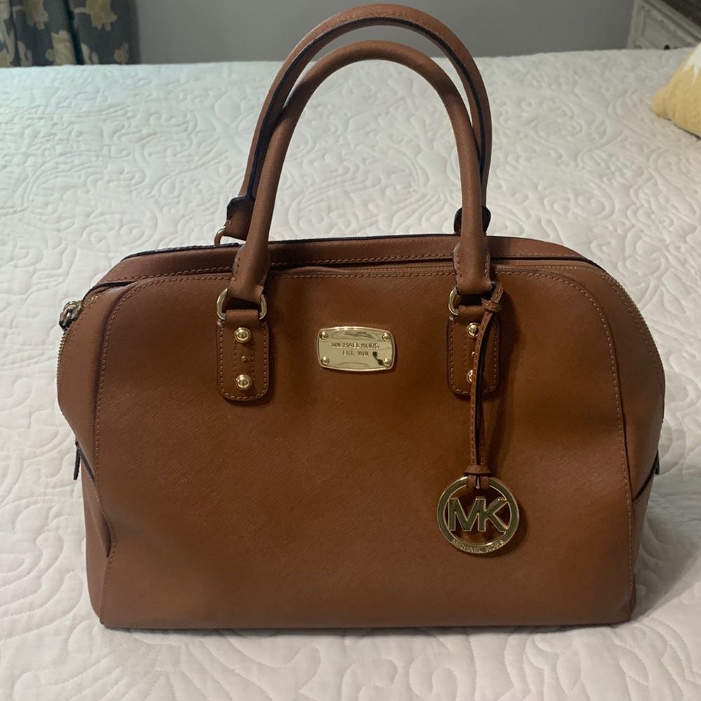 Michael Kors purse. 1 zippered picket,4 open pockets